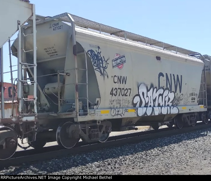 CNW 437027